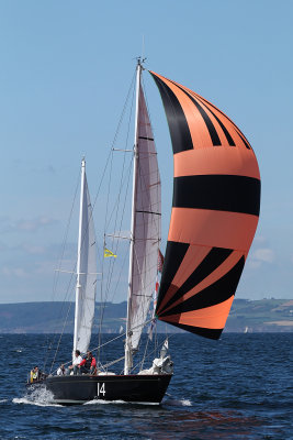 Pen Duick II sous spi arrive sur Douarnenez le jeudi 17 juillet 2008