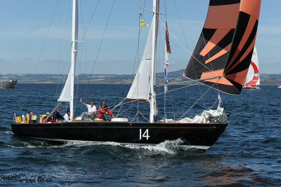 Pen Duick II sous spi arrive sur Douarnenez le jeudi 17 juillet 2008