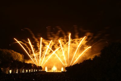 Feu d'artifice dans le parc du chteau de Versailles  l'occasion des Grandes Eaux Nocturnes