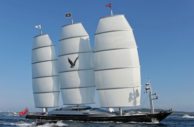 Arrivée du Maltese Falcon, le plus grand voilier du monde, d'une longueur de 88 m !