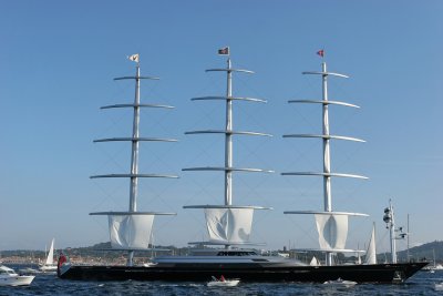 Arrive du Maltese Falcon, le plus grand voilier du monde, d'une longueur de 88 m !