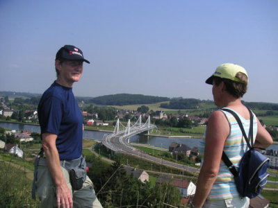 Riet en Annie bij brug over Albertkanaal bij Kanne.JPG