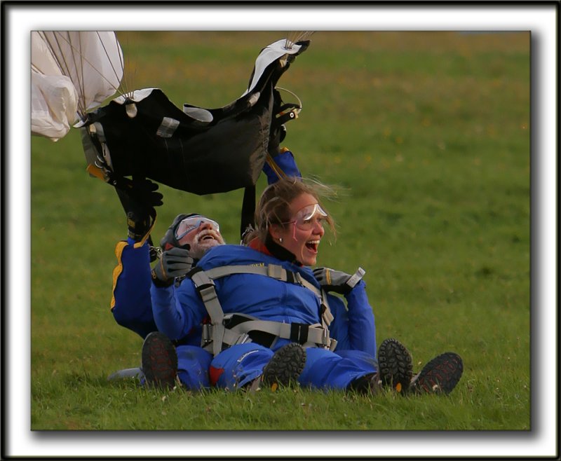 _MG_8515a  -  ATTERRISSAGE SAUT EN PARACHUTE, QUEL PLAISIR.. /  PARACHUTIST LANDIND,  WHAT A FUN..