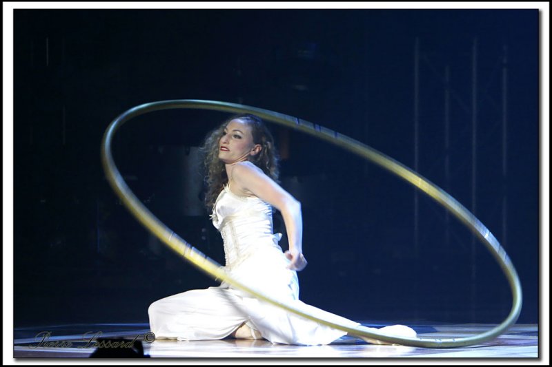 _MG_3848a  -    ELLE ME FAIT PENS  MDONA /  SHE LOOKS A LIKE MADONA    JULIE LAVERGNE - ROUE CYR  /  CYR WHEEL