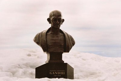 statue Mahatma Gandhi at Assemble Nationale du Quebec