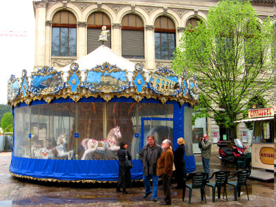 Le carroussel dans Cahors....The merry go round in the town of Cahors...