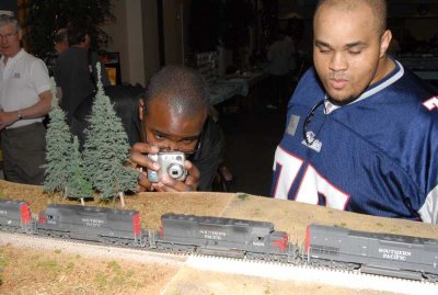 Donnel Wells and Paul Ellis check out Joe Bence's models on the LA Free-Mo display