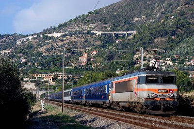 The BB22341 and Le Train Bleu approaching Ventimiglia.