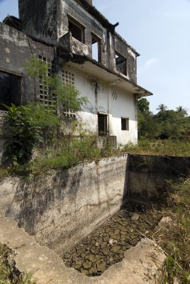 Abandoned villa with pool in Kep