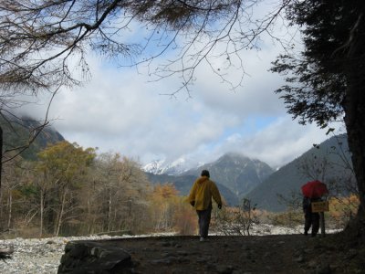 The trail follows the Azusa River.  After the Tokusawa area, the trail heads up the mountains.