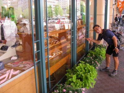 Geno eyeing the bakery near the train station.