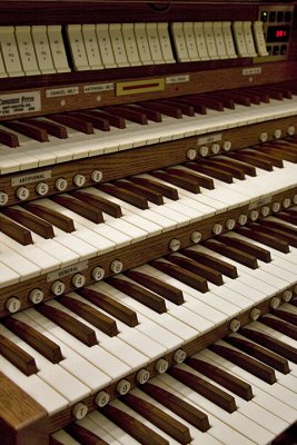 IMG_9723 oblique  view of organ keyboard .jpg