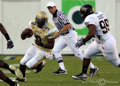 Georgia Tech QB Nesbitt attempts to outrun Wake Forest DT Michael Lockett