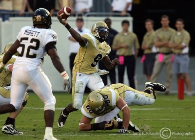 Georgia Tech QB Nesbitt delivers a first quarter pass