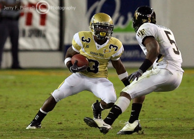 Georgia Tech A-back Marcus Wright cuts to avoid Wake Forest SS Cyhl Quarles