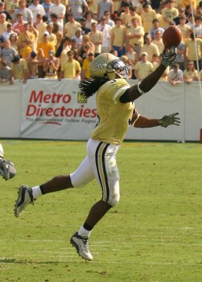 RB Rashaun Grant attempts to haul in a pass