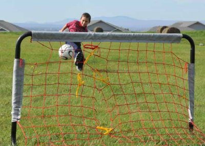 Frankie Kicks, Scores!