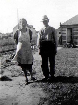 Once again, a scanned photograph of my great grandparents, Alma Alena [Johnson] Mattson and her husband, George Emil Mattson. 