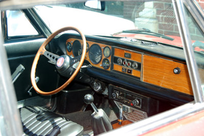 I know you're wondering, so I'll tell you. Yes, that's real wood. That's why it cracks. Mine was cracked all to pieces. Notice at what a high angle the steering wheel sits.