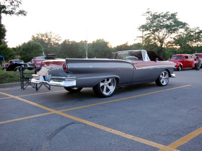 Sans top. It raised up and FOLDED down under and into the trunk. Sooooo cool.