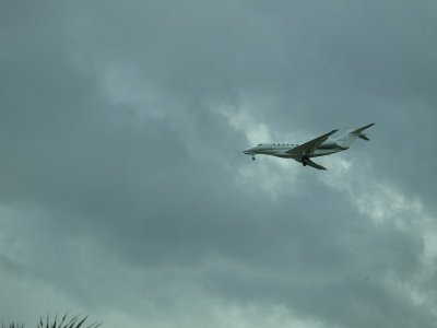 Incoming Airplane by Okreb