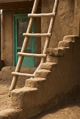 Green door and ladder_602e