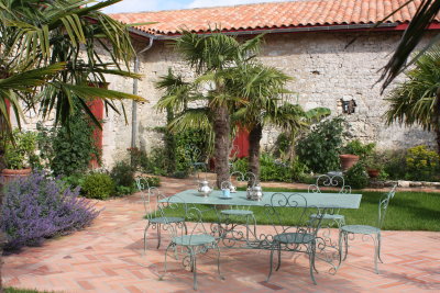 Les Baudry courtyard