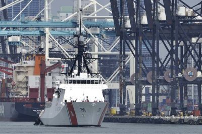 The USCGC BERTHOLF (WMSL 750) coming out of the Port of Miami, photo #1945