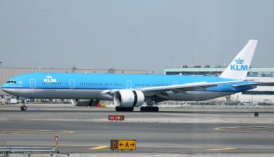 KLM 777-300 slowing down on JFK RWY 31R
