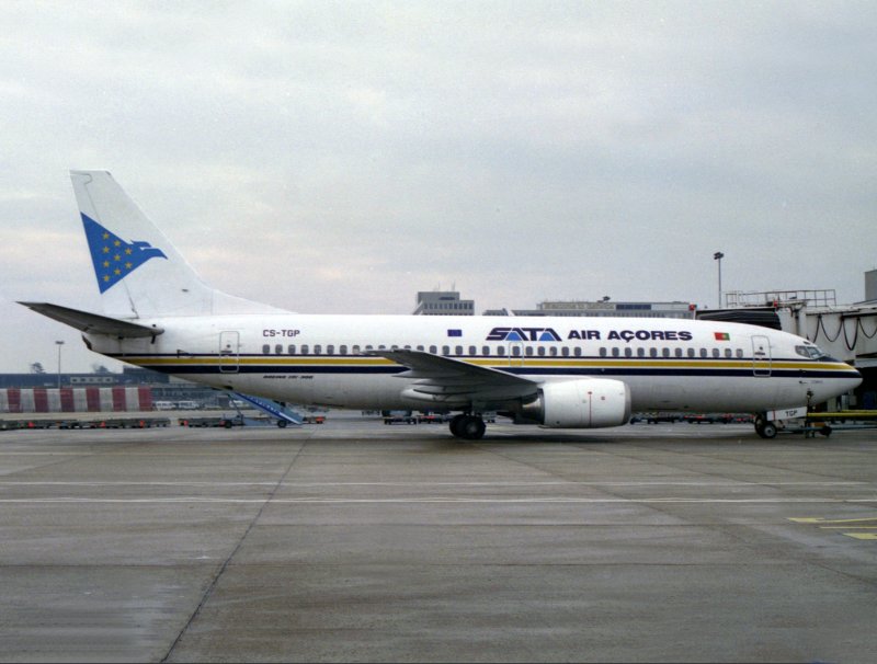 B737-300 CS-TGP