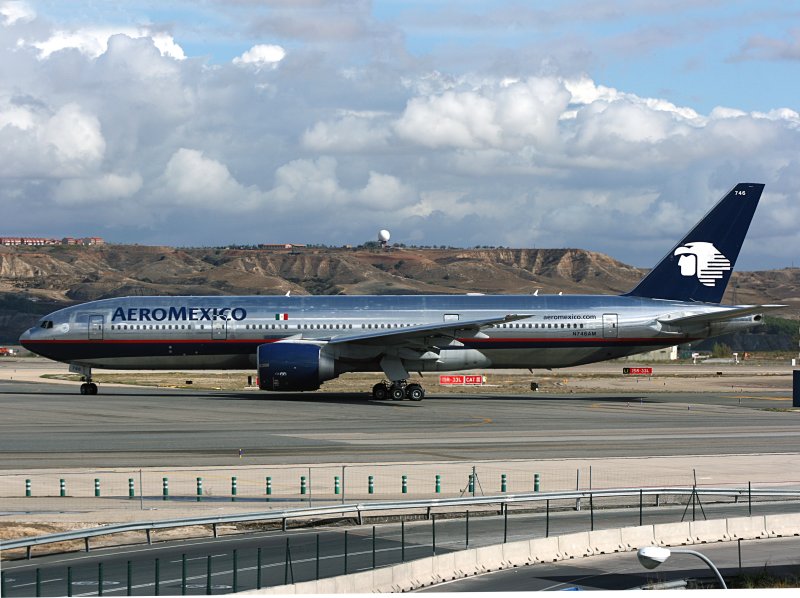 B777-200  N746AM