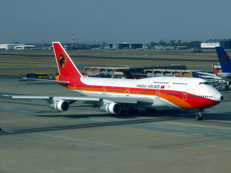 B747-300 D2-TEA