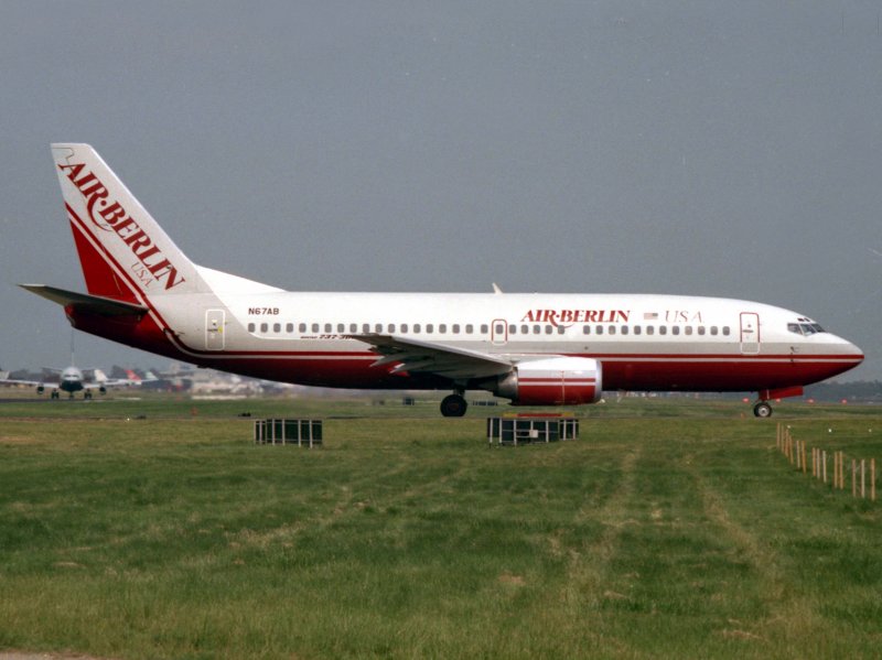 B737-300 N67AB