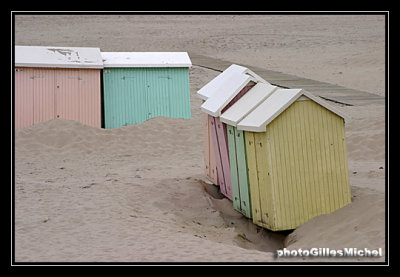 BEACH HUTS IN MADNESS! / CABINES DE PLAGE EN FOLIE!