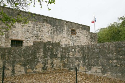 04_The Alamo - Side court.JPG