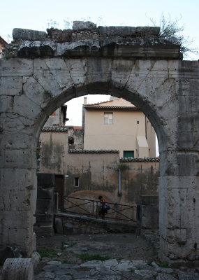Mellom de romerske ruinene i gamlebyen.jpg