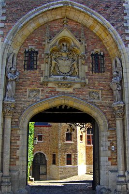 ARCHWAY TO GROENINGE MUSEUM