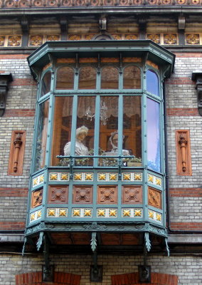 ORNATE 1ST FLOOR WINDOW