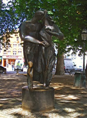'THE LOVERS' STATUE