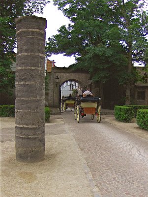CARRIAGES LEAVING THE GROENINGEMUSEUM COURTYARD