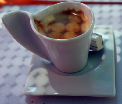 Tasse de caf au soleil de provence -)
Sun dotted cup of coffee 