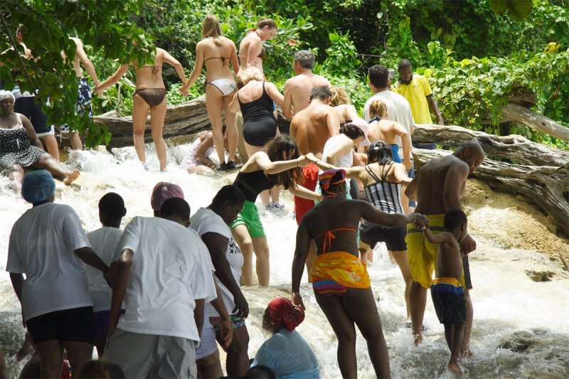 Human chain climbing 600 ft. falls