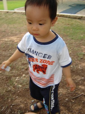 在公園裡散步