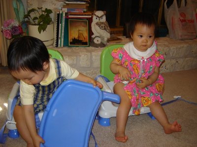 歡歡聚聚坐在小椅子上
