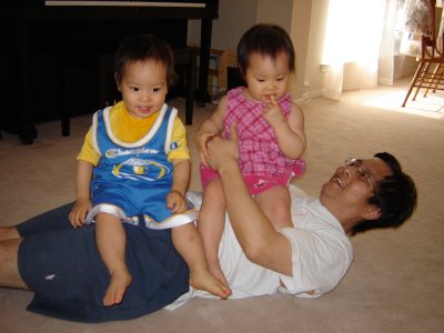 歡歡聚聚坐爸爸肚子上
