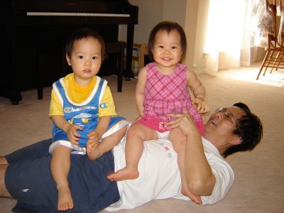歡歡聚聚坐爸爸肚子上