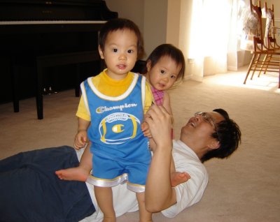 歡歡聚聚坐爸爸肚子上