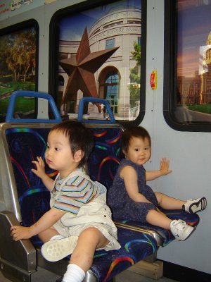 兒童館裡的市區公車模型
