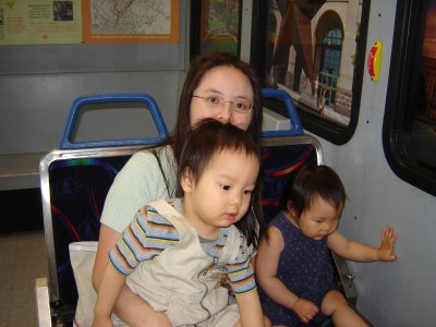 兒童館裡的市區公車模型