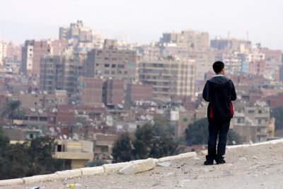 Tourist watching the skyline of Gizeh